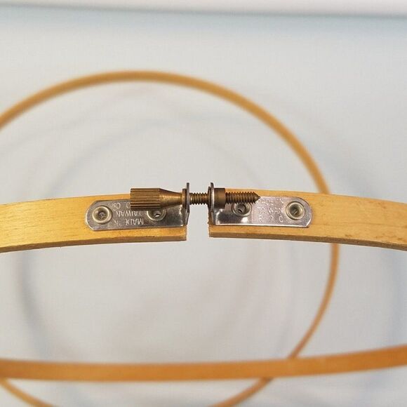 Vintage Wood Quilting Embroidery Cross Stitch Hoop Screw Wing Nut Closure 12" - Picture 5 of 5